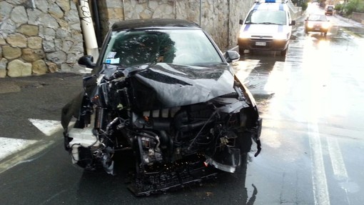 Finisce con la macchina contro il palo del semaforo, grave incidente in mattinata in Corso Marconi