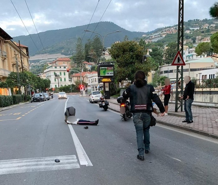 Ospedaletti: scontro tra due moto in corso Regina Margherita, due ragazze ferite e portate in ospedale (Foto)