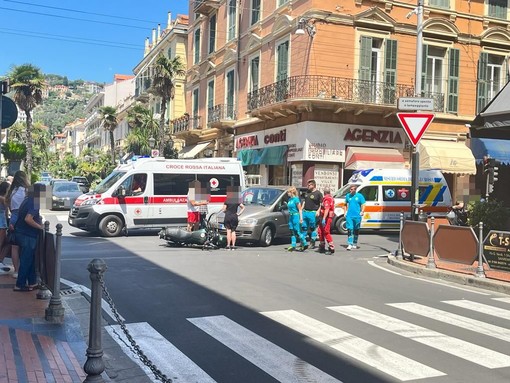 Bordighera, scontro auto-moto in centro: traffico in tilt (Foto)