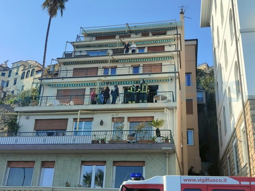 Imperia: piccolo incendio in un appartamento di via Garibaldi, intervento di Vigili del Fuoco e Carabinieri (Foto)