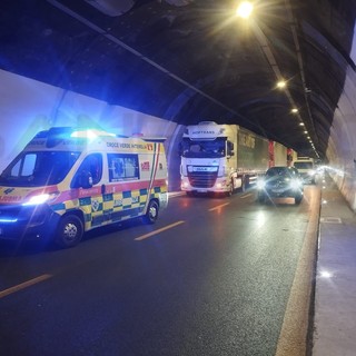 Ventimiglia: tamponamento tra tre grossi camion al confine sulla A10, nessun ferito ma traffico in tilt (Foto)