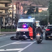 Arma di Taggia: doppio incidente in pochi minuti, due scooteristi portati in ospedale a Sanremo (Foto)