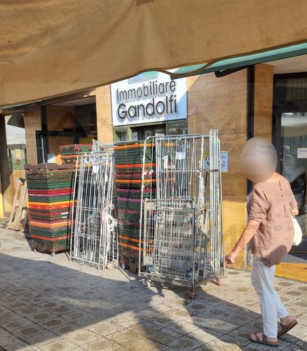 Sanremo: si trova la porta dell'attività 'sbarrata' dal materiale del vicino ristorante, le proteste in piazza Colombo (Foto)