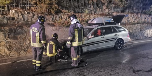 Ospedaletti: auto prende fuoco sull'Aurelia, intervento dei Vigili del Fuoco e strada chiusa per mezz'ora (Foto)