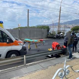 Sanremo: incidente sull'Aurelia nella zona della Vesca, 30enne cade dallo scooter (Foto)