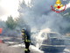 Castellaro: auto a fuoco sulla provinciale, intervento dei pompieri per spegnere le fiamme (Foto)