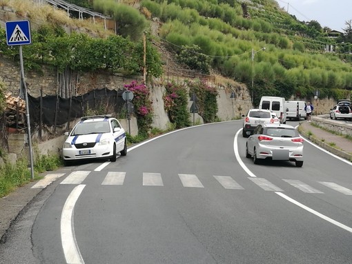 Ventimiglia: scivola con lo scooter in corso Toscanini e finisce contro un'auto, centauro portato in elicottero a Genova (Foto)