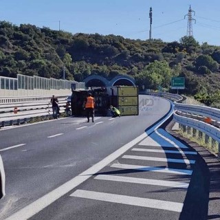 Furgone cappottato sulla A10: disagi alla viabilità tra Andora e Albenga (FOTO)