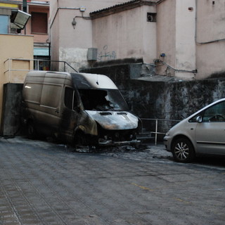 Sanremo: furgone in fiamme questa notte alle 2 in via Pietro Agosti