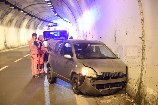 Sanremo: incidente sull'Aurelia Bis, due feriti lievi e traffico in direzione Taggia (Foto)