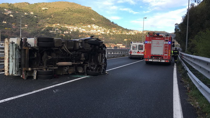 Ventimiglia: incidente stamattina sulla Statale 20, si capotta un mezzo della nettezza urbana