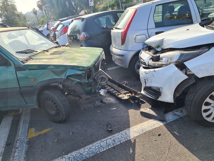 Sanremo: incidente sul lungomare Calvino, nessun ferito ma due auto quasi distrutte (Foto)