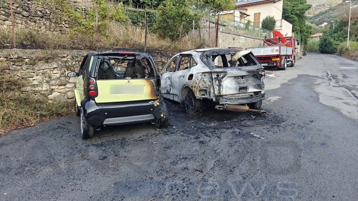 Sanremo: due auto distrutte da un incendio in strada San Giovanni, intervento dei Vigili del Fuoco (Foto)