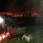 Bajardo: villetta distrutta stanotte dalle fiamme, nessun ferito ma tre persone ora sono senza casa (Foto e Video)