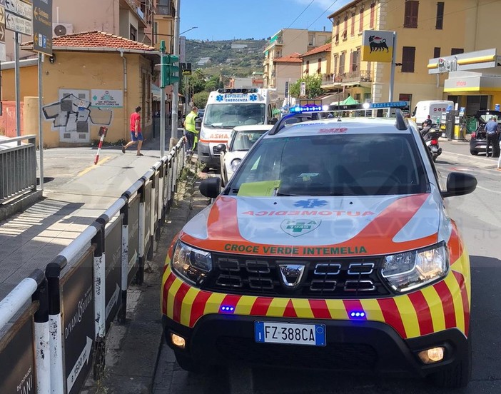 Sanremo: scontro auto-moto in corso Marconi all'incrocio con via Padre Semeria, giovane lievemente ferito (Foto)