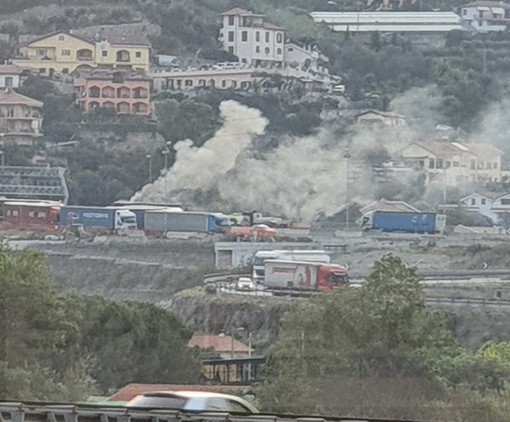 Ventimiglia: prende fuoco un camion telonato poco dopo la barriera della A10, intervento dei Vigili del Fuoco (Foto e Video)