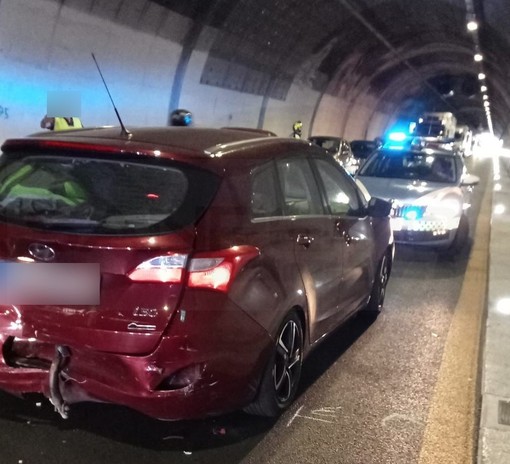 Bordighera: scontro tra tre auto sulla A10, un ferito e traffico in tilt fino al confine (Foto)