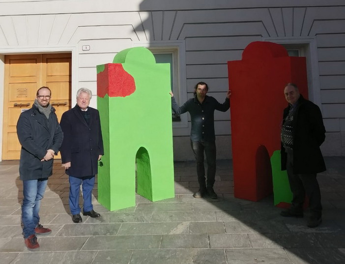 Ventimiglia: installati i 'Colossi innamorati' di Andrea Iorio in piazza Bassi, un segnale di pace e amore (Foto)