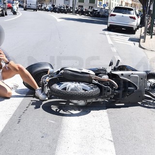 Sanremo: macchia d'olio sull'asfalto in piazza Cesare Battisti, giovane cade dallo scooter (Foto)