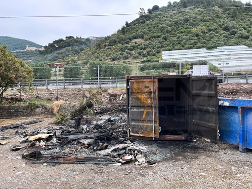 Taggia: incendio di ieri sera in un cantiere sulla Provinciale, al momento si pensa ad una 'bravata' (Foto)