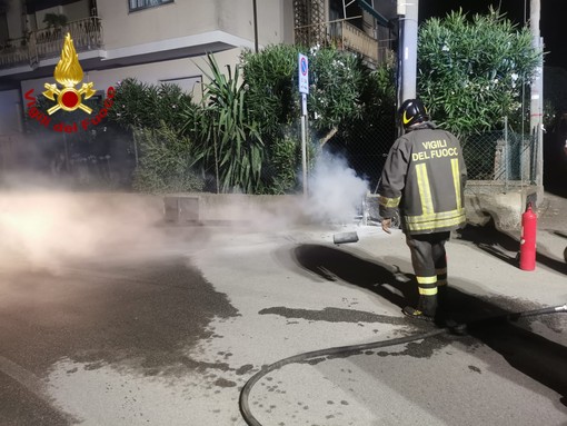 Diano Marina: cabina elettrica in fiamme in via Cà Rossa, intervento dei Vigili del Fuoco (Foto)