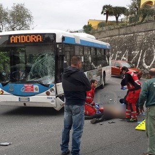 Diano Marina: più grave del previsto il 20enne che si è scontrato con il bus, è stato trasportato al 'Santa Corona' (Foto)