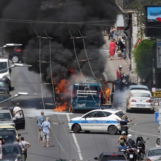 Camporosso: furgoncino a fuoco sull'Aurelia, strada chiusa e vigili del fuoco in azione (Foto e video)