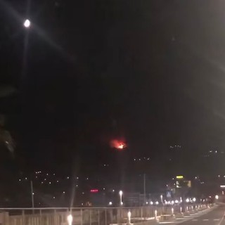 L'incendio in zona capo Berta visto da Diano Marina (foto da video su Facebook)