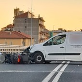 Ventimiglia: scontro auto-scooter sul cavalcavia, centauro portato in ospedale (Foto)