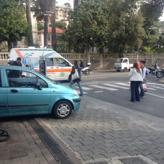 Sanremo: scontro tra uno scooter ed un'auto in corso Cavallotti, 20enne trasportata in ospedale