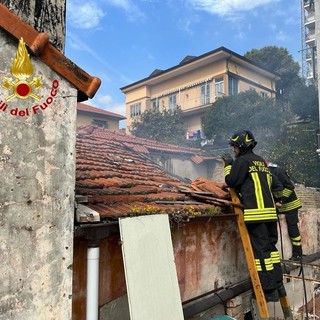 Sanremo: in fiamme il sottotetto di un'abitazione abbandonata al Borgo, intervento dei Vigili del Fuoco