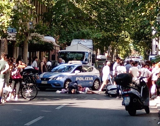 Sanremo: donna attraversa fuori dalle strisce in corso Garibaldi, investita da uno scooter (Foto)