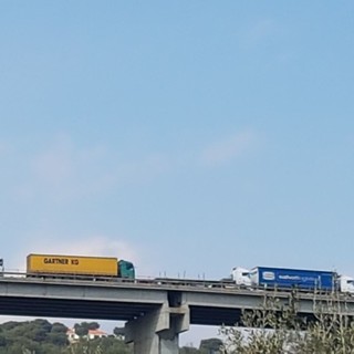 Camion tampona un'auto della Polizia sulla A10: due feriti lievi e traffico in direzione Genova