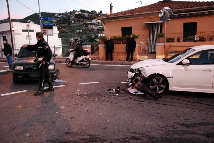 Sanremo: incidente all'incrocio tra via Borea e via Pascoli, danni a due auto ma nessun ferito