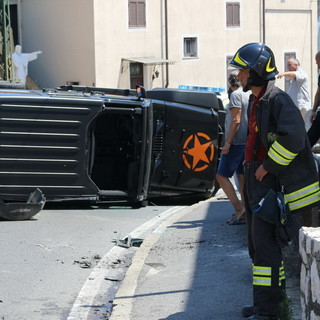 Ventimiglia: scontro tra due auto (una si capotta) sul cavalcavia di Nervia, mobilitazione di soccorsi (Foto e Video)