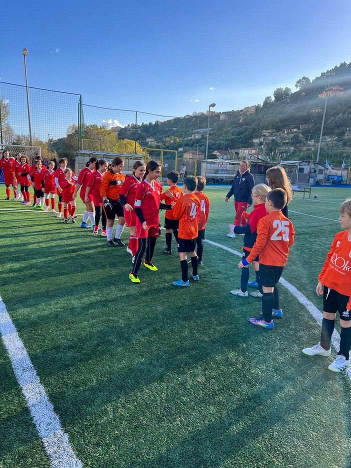 Calcio: nella 2a giornata del campionato CSI, una squadra tutta femminile contro i pulcini di Badalucco