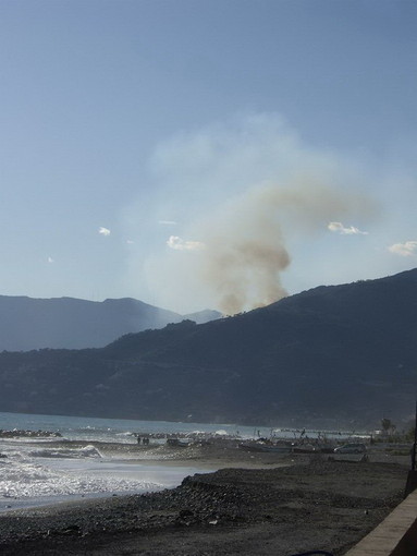 Mentone: incendio sopra l'autostrada che è stata chiusa al traffico per un paio d'ore