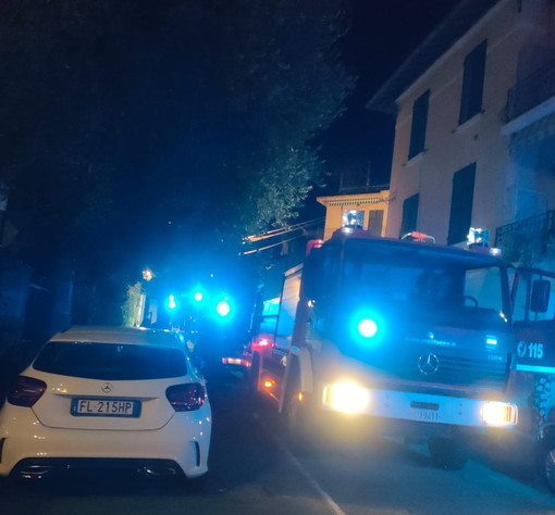 Bordighera: incendio nella dependance di un condominio in via XX Settembre, intervento dei Vigili del Fuoco (Foto)