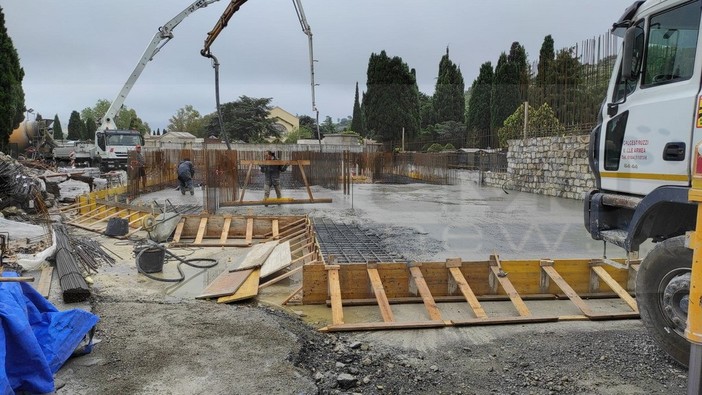 Sanremo: iniziata la gettata per le fondazioni del nuovo tempio crematorio di valle Armea (Foto)
