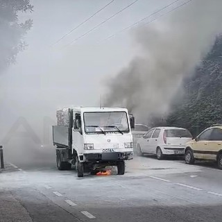 Ventimiglia, camion prende fuoco in corso Genova: intervento dei vigili del fuoco (Foto e Video)