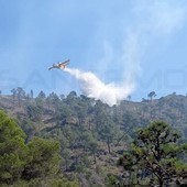 Ventimiglia: incendio sul Grammondo a Torri, ancora fiamme con Canadair ed elicottero in azione