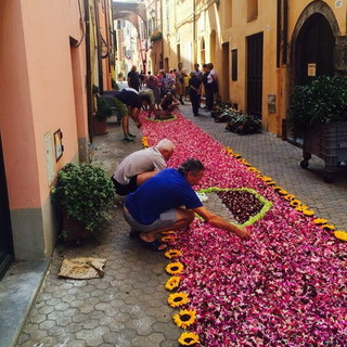 Riva Ligure: domenica prossima il borgo si vestirà di fiori e di colori per l'infiorata del Corpus Domini