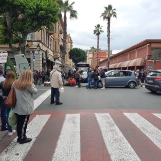 Ventimiglia: scontro auto-monopattino in via Roma, donna di 33 anni trasportata in ospedale (Foto)