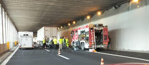 Scontro tra un'auto e un camion sull'autostrada A10 tra Andora e Albenga: c'è un morto