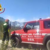 Ventimiglia: incendio sul Grammondo, migliora la situazione e questa mattina le verifiche dei Vigili del Fuoco