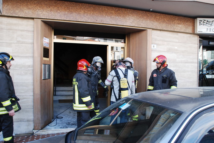 Sanremo: incendio ad un quadro elettrico in un condominio di via della Repubblica, per fortuna nessun ferito