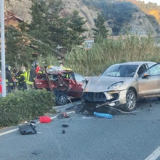 Ventimiglia: scontro tra tre auto sulla superstrada a Roverino, ferito un 38enne e soccorsi sul posto (Foto)
