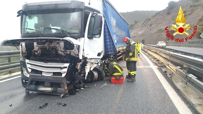 Castellaro: auto contro camion sulla A10, autostrada chiusa in direzione Imperia e lunghe code (Foto)