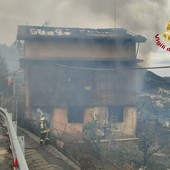 Ventimiglia: abitazione a fuoco ieri sera in via Due Camini, bonifica dell'incendio in corso e due intossicati (Foto)