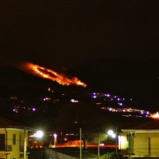 Diano Arentino: notte di lavoro per i Vigili del Fuoco per l'incendio che si è sviluppato ieri sera